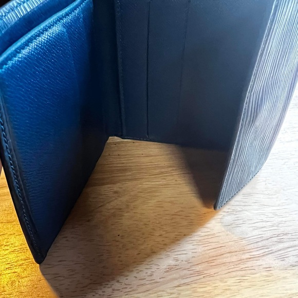 Authentic Louis Vuitton Blue Epi Wallet (Preloved) - Picture 3 of 5